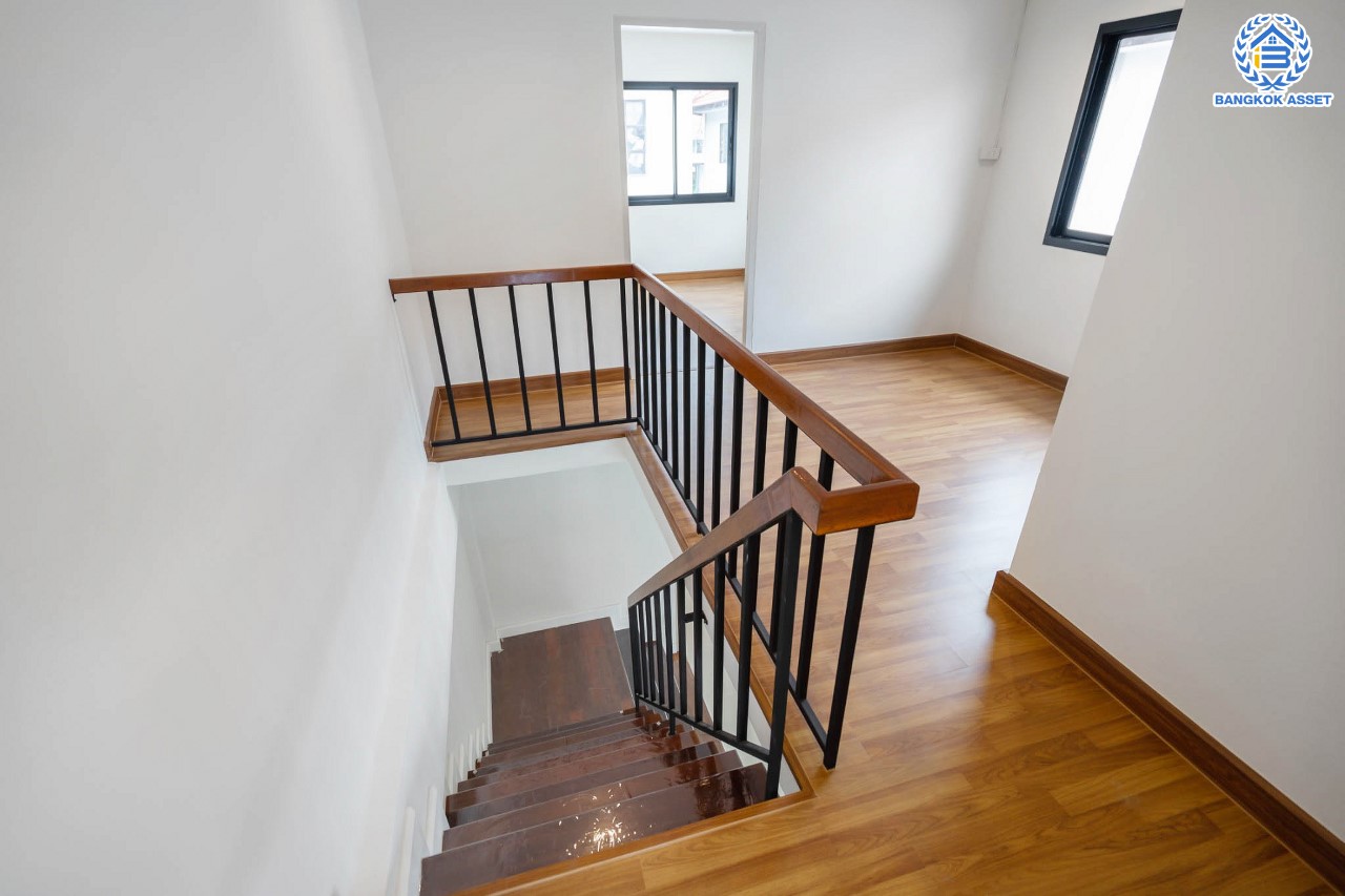 บ้านมือสองตกแต่งใหม่ ม.พระปิ่น2 ติดถนนบรมราชชนนี ทาวน์เฮ้าส์หลังใหญ่ เนื้อที่ 30 ตร.ว. ฟังก์ชัน 2 ห้องนอน 2 ห้องน้ำ จอดรถได้ 1 คัน บนทำเลศักยภาพ เชื่อมต่อหลายเส้นทาง ใกล้เซ็นทรัลปิ่นเกล้า ม.มหิดล , ทางด่วน "กาญจนาภิเษก"